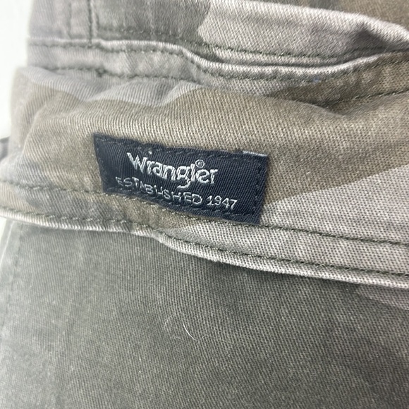 Wrangler Relaxed Fit Camo Cargo Shorts Size 30 Cotton Spandex Blend - Picture 7 of 10